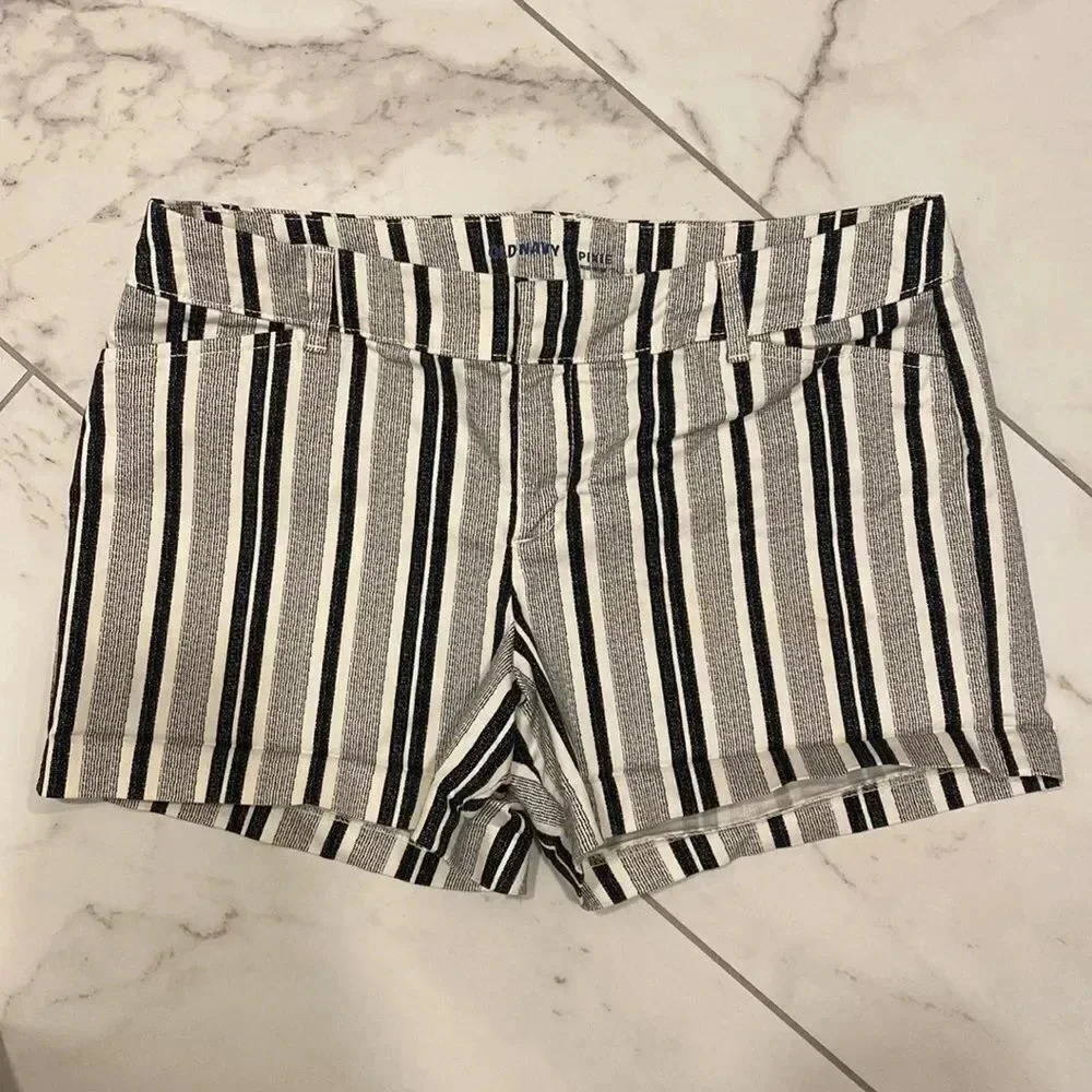Old Navy Mid-Rise Pixie Black White Striped Chino Short Size 6